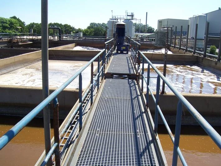 Endüstriyel tesiste CTP kompozit ızgara yürüme platformu